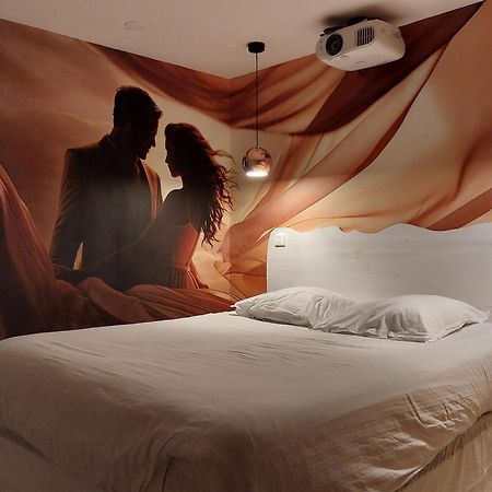 Love Room White - Les Delices Rooms Angers Bagian luar foto