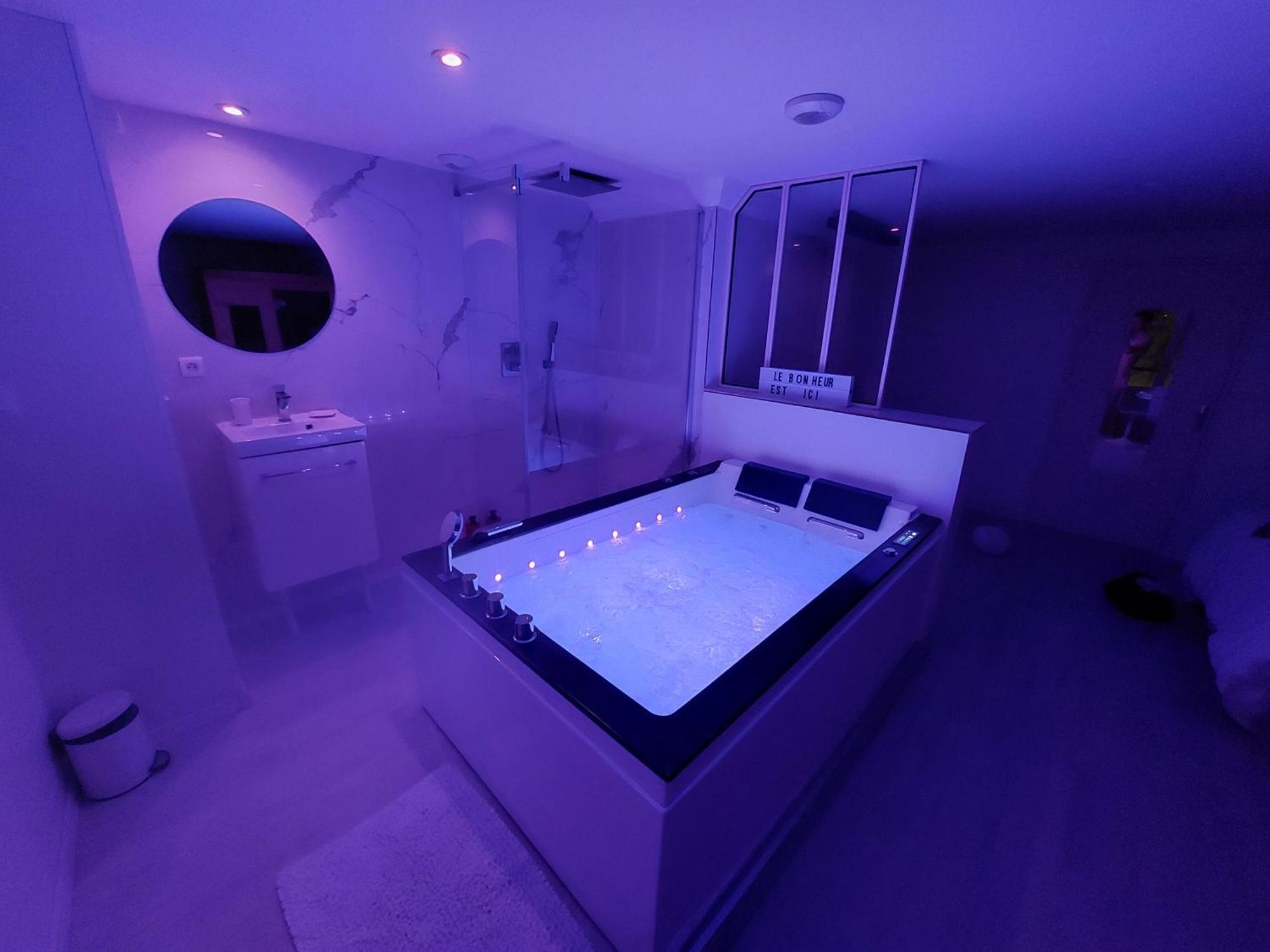 Love Room White - Les Delices Rooms Angers Bagian luar foto