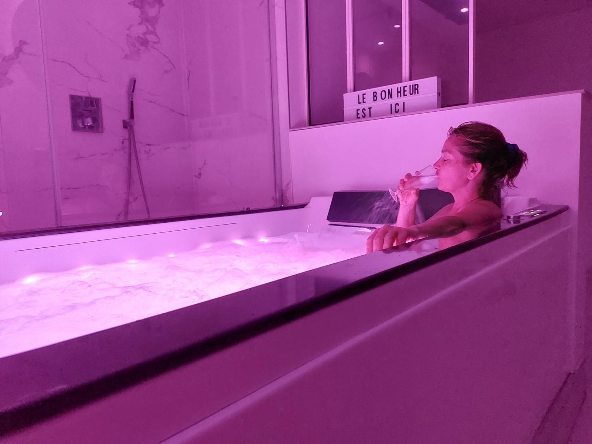 Love Room White - Les Delices Rooms Angers Bagian luar foto